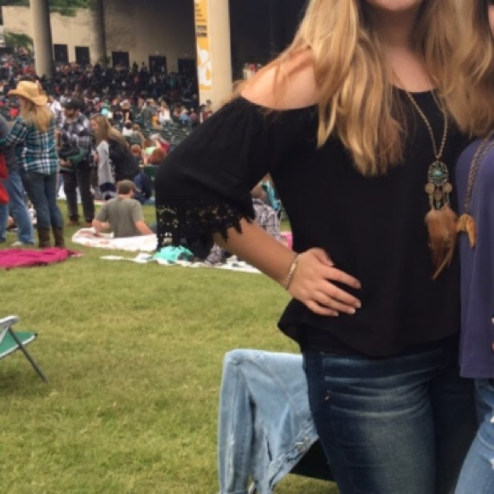 OPEN SHOULDER TOP